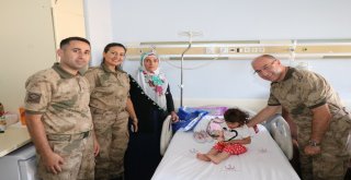 Mehmetçikten Minik Elife Ziyaret