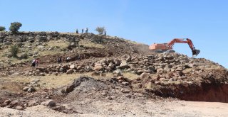 Define Ararken Mezarlıkları Tahrip Ettiler