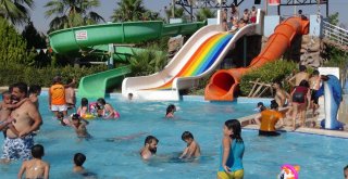 Vatandaşlar Serinlemek İçin Havuzlara Akın Etti