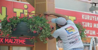 Tarihi Uzun Çarşıda Çiçekler Açtı