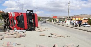 Afyonkarahisarda Çimento Yüklü Tır Devrildi