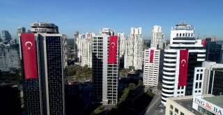 (Özel) Gökdelenler Kırmızı Beyaza Büründü