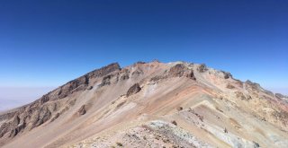 Anadolunun Zirvesi Erciyeste Uak-2018 Flaması Dalgalandı