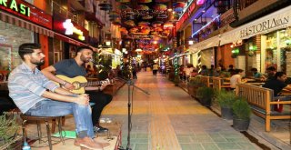 Şemsiyeli Sokakta Canlı Müzik Hizmeti