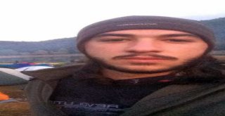 Babası Annesini Dövmesin Diye Araya Girip Boğazından Bıçaklanan Genç Öldü