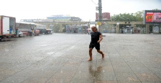 İstanbulda Beklenen Yağış Başladı