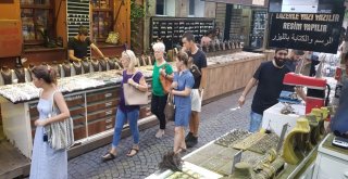 Sasonda Yapılan Takılar İstanbulda Yoğun İlgi Görüyor