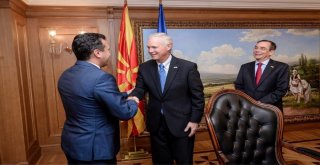 Abd Senatörü Johnson Makedonyada