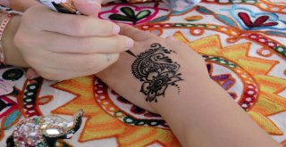 (Özel) Hint Dizilerinden Görüp Kına Tasarımı Yapmaya Başladı