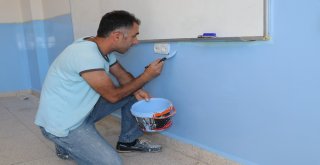 Fedakar Müdür Okulu Tek Başına Boyuyor