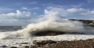 Şiddetli Rüzgar Nedeniyle Dalga Boyu 5 Metreyi Aştı