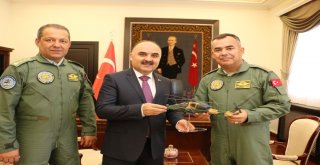Tuğgeneralden Vali Günaydına T129 Atak Helikopteri Maketi Hediyesi