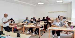 Ev İşlerini Bitirip Bağlama Çalmaya Gidiyorlar