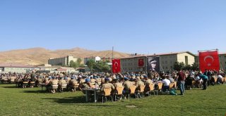 Milli Savunma Bakanı Akar, Yüksekovada Mehmetçikle Bayramlaştı