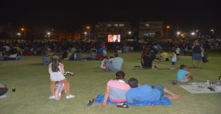 Aliağada Çimlerin Üzerinde Sinema Keyfi