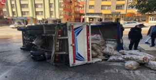 Yokuşu Çıkamayan Kamyonet Yan Yattı: 2 Yaralı
