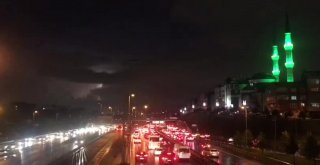 İstanbulda Şimşekler Geceyi Aydınlattı