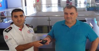 Tuvalette Bulduğu Cüzdanı Sahibine Teslim Etti