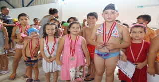 Minik Yüzücüler Kursları Tamamladı