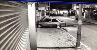 Kontrolden Çıkan Otomobil Züccaciye Dükkanına Girdi