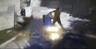 Dilenci Kızın Kadını Kapkaççıdan Kurtarma Anı Kamerada