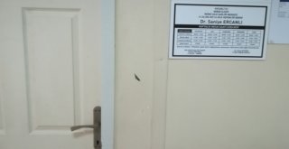 Elindeki Keser İle Doktora Saldırdı, Aile Sağlık Merkezindeki Cihazları Parçaladı