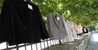 Sokağın Duvarları Yıkanıp Ütülenmiş Kıyafetlerle Doldu