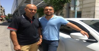 Selamlama Yapan Uçak Gazetecilerin Aracına Çarptı