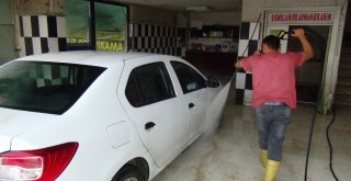 Vatandaşlar Toz Bulutunun Bıraktığı İzleri Silmeye Çalışıyor