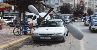 Pankarta Takılan Kamyonet, Aydınlatma Direklerini Yıktı