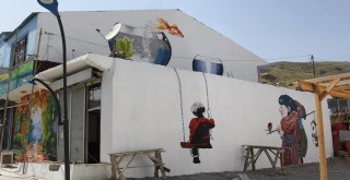 Başkaledeki Duvar Ve Trafolar Resimlerle Donatıldı