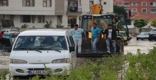 Suda Mahsur Kalan Minibüse İlginç Kurtarma