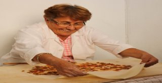 Emekli Öğretmenler, Mantı Ve Börek Satarak Öğrencilere Burs Veriyor