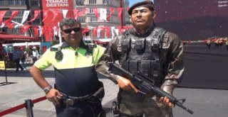 (Özel) Taksim Meydanında Duygulandıran Anlar