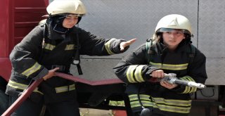 Kadın İtfaiyecilerden Aksiyon Filmlerini Aratmayan Tatbikat