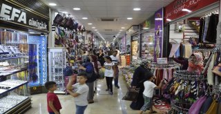 Vatandaşlar Sıcaktan Korunmak İçin Kapalı Çarşılara Akın Etti