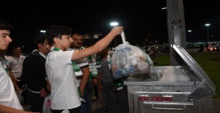Konyaspor Taraftarı Fenerbahçe Maçı Sonrası Tribünlerdeki Çöpleri Topladı