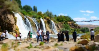 Serinlemek İsteyenler Şelaleye Akın Ediyor