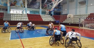 Engelli Basketçiler İzmirde Kampa Girdi