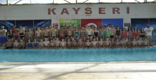 Thom Yüzme Sporcuları Sezonu Açtı