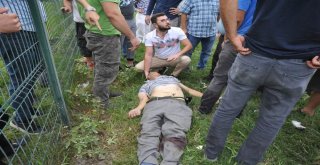 Gözlüğü Ve Şapkası Otomobilin Camına Yapıştı